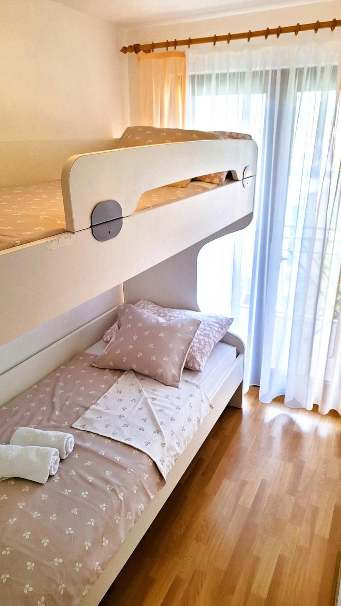 Apartmani I & J Seric Seget Vranjica Exterior photo